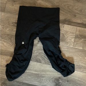 Lululemon black capri leggings